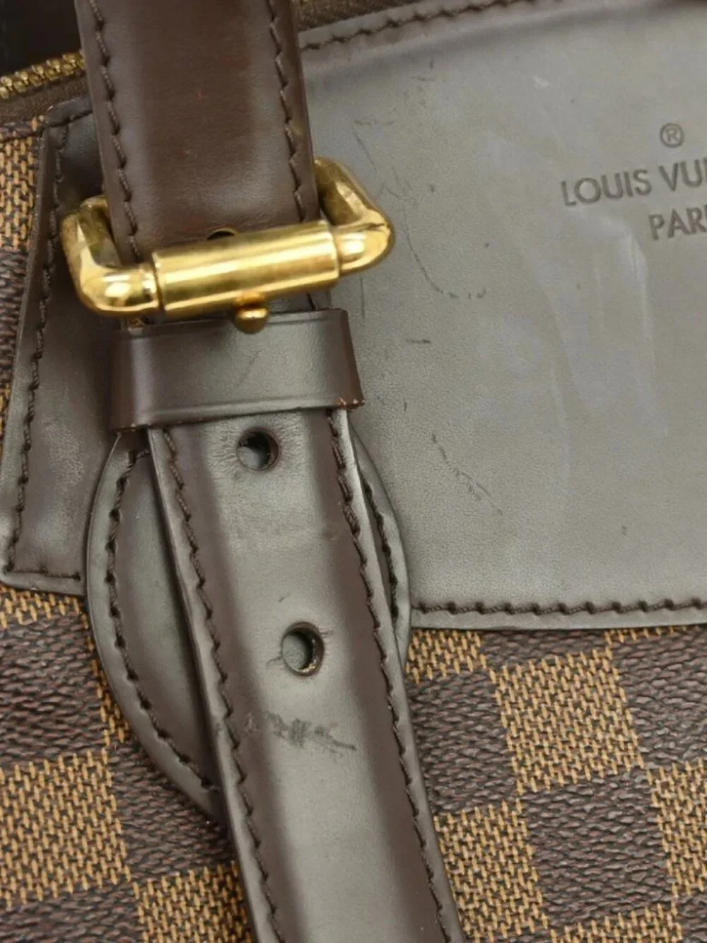 Louis Vuitton outside 	ab